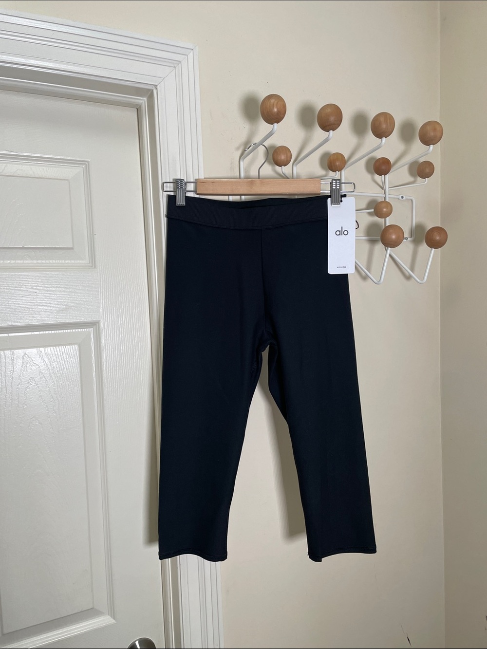 ALO NWT Alosoft High-Waist 90s Capri Athletic Leggings - Black M